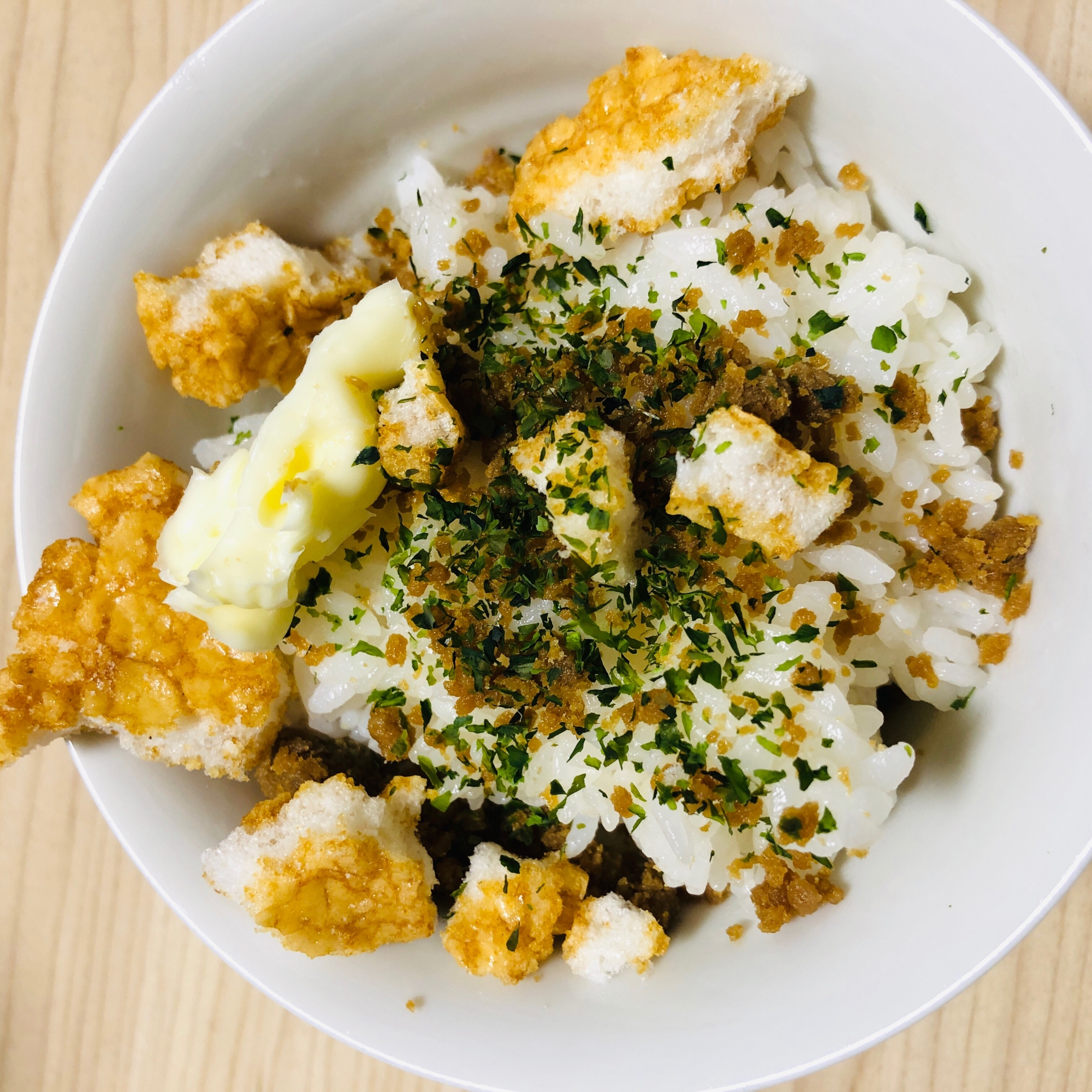 歌舞伎揚げと鶏そぼろのバター醤油丼