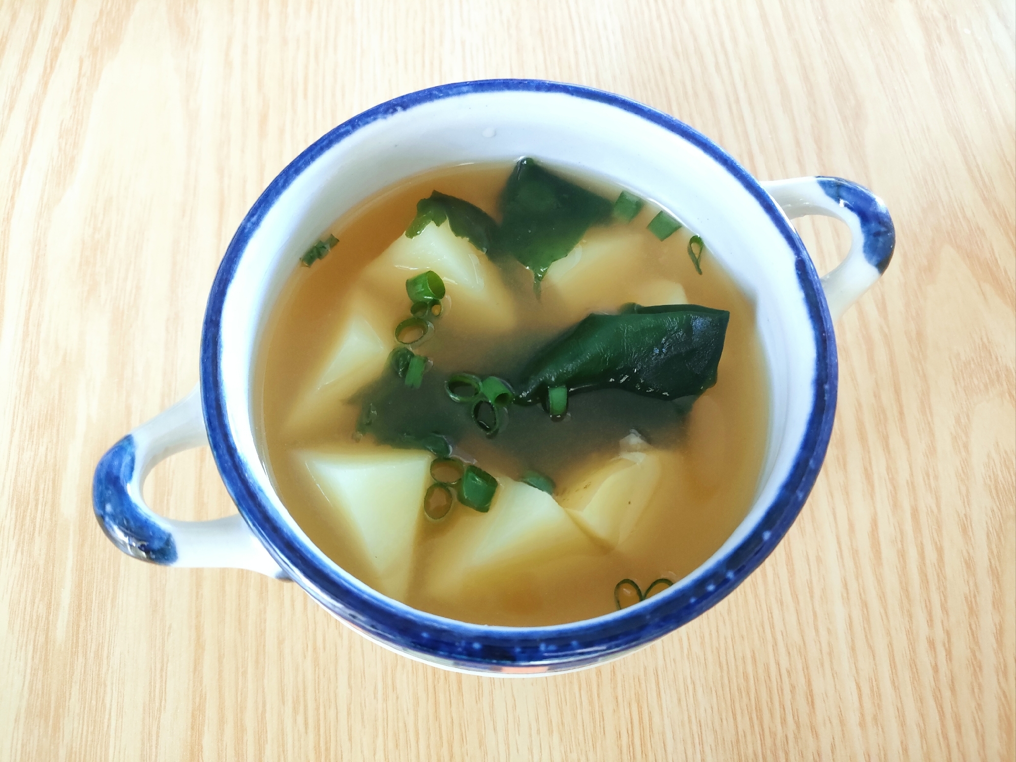 じゃがいもとわかめと小ねぎのスープ