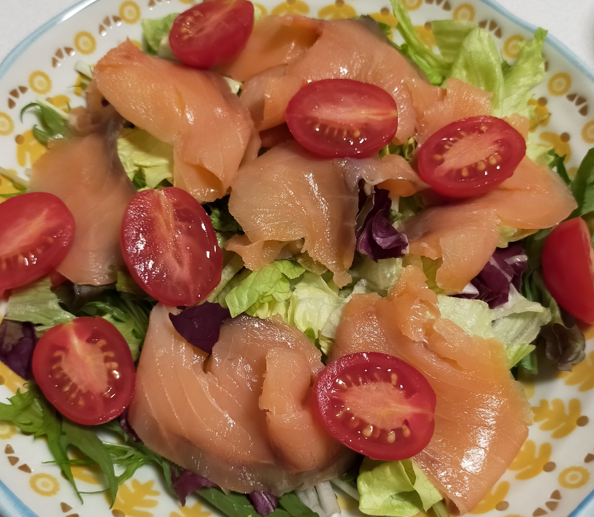 スモークサーモンとレタスと水菜のサラダ