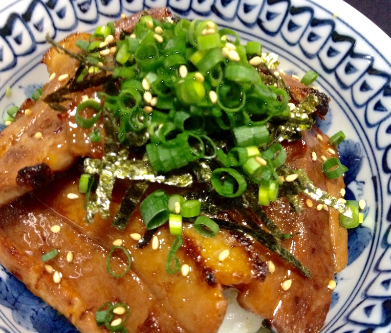 グリルで焼いて＊厚切り豚バラ蒲焼き丼