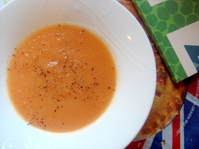 にんじんしょうがお塩とシナモンのみ、優しいスープ。