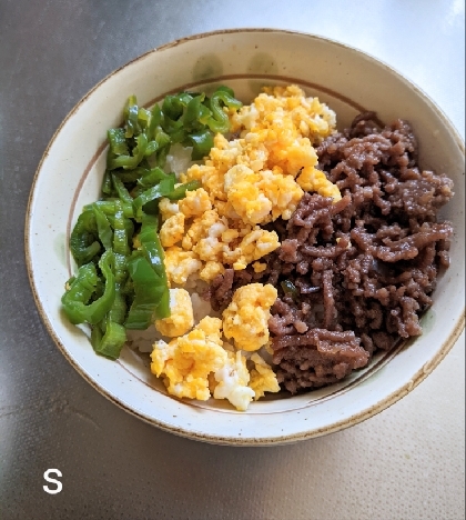 ピーマン好きがおおくりする三色そぼろ丼