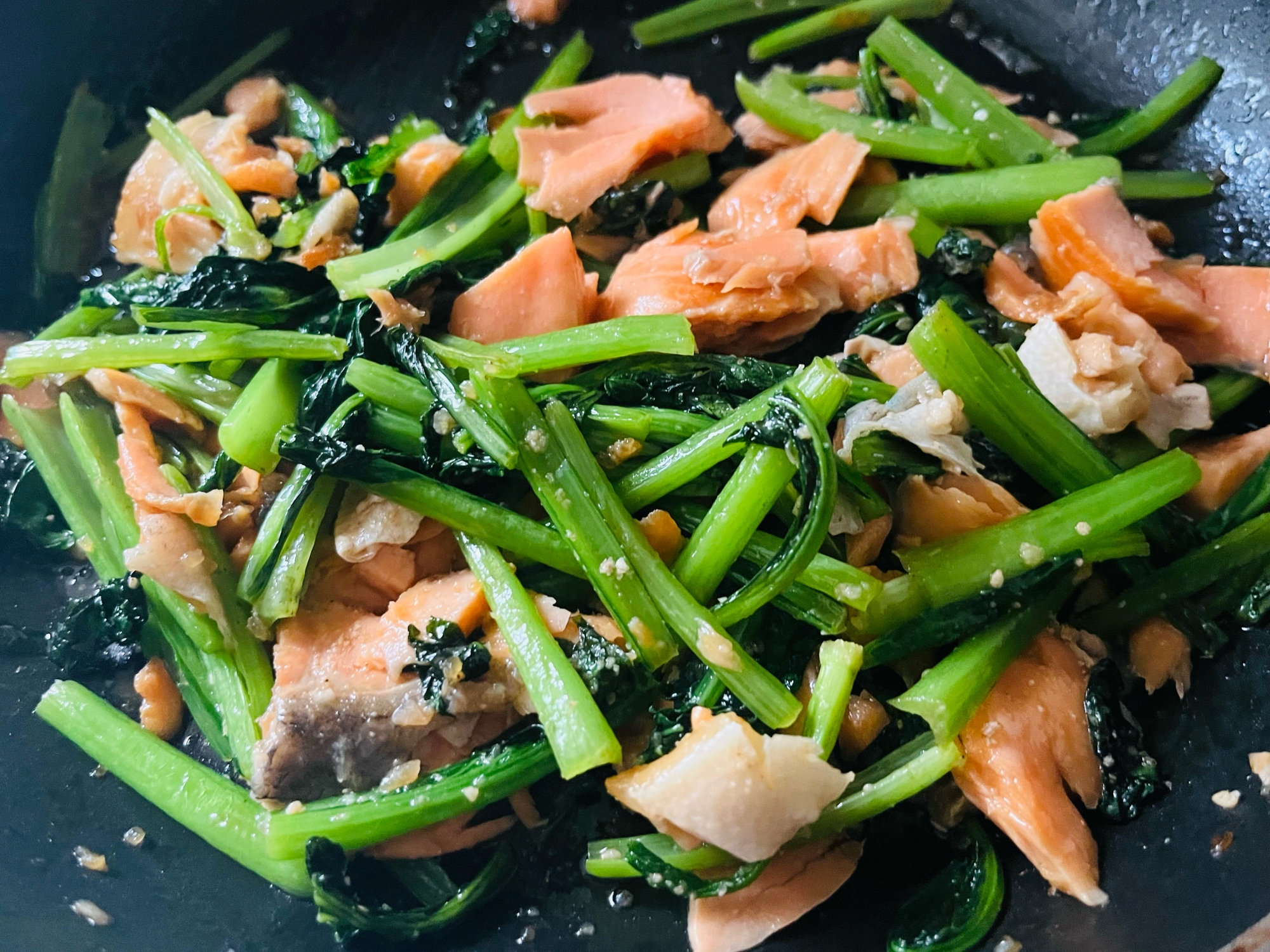 鮭と小松菜のにんにく炒め