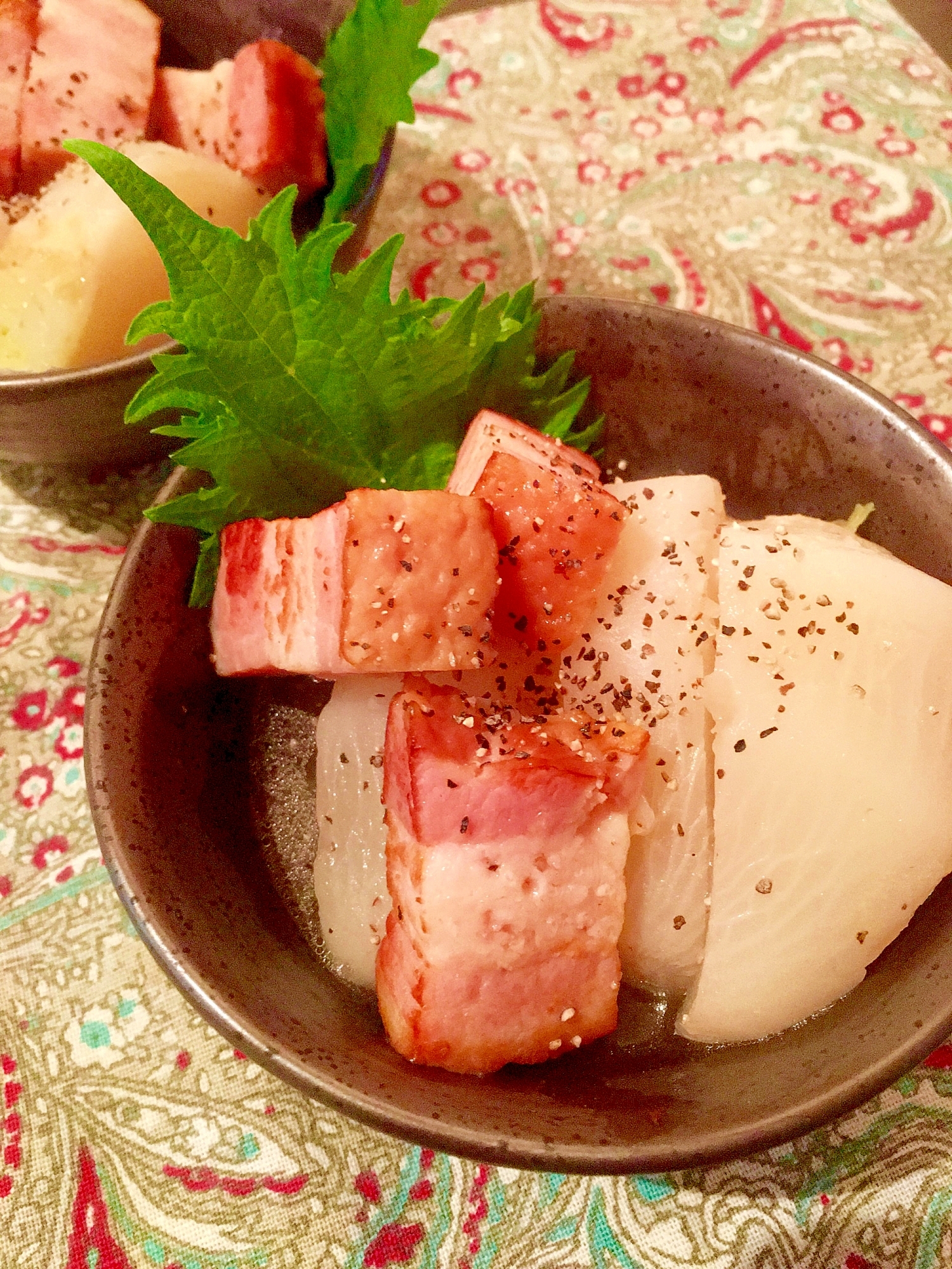 茶色い器に盛り付けたかぶとベーコンのコンソメ煮