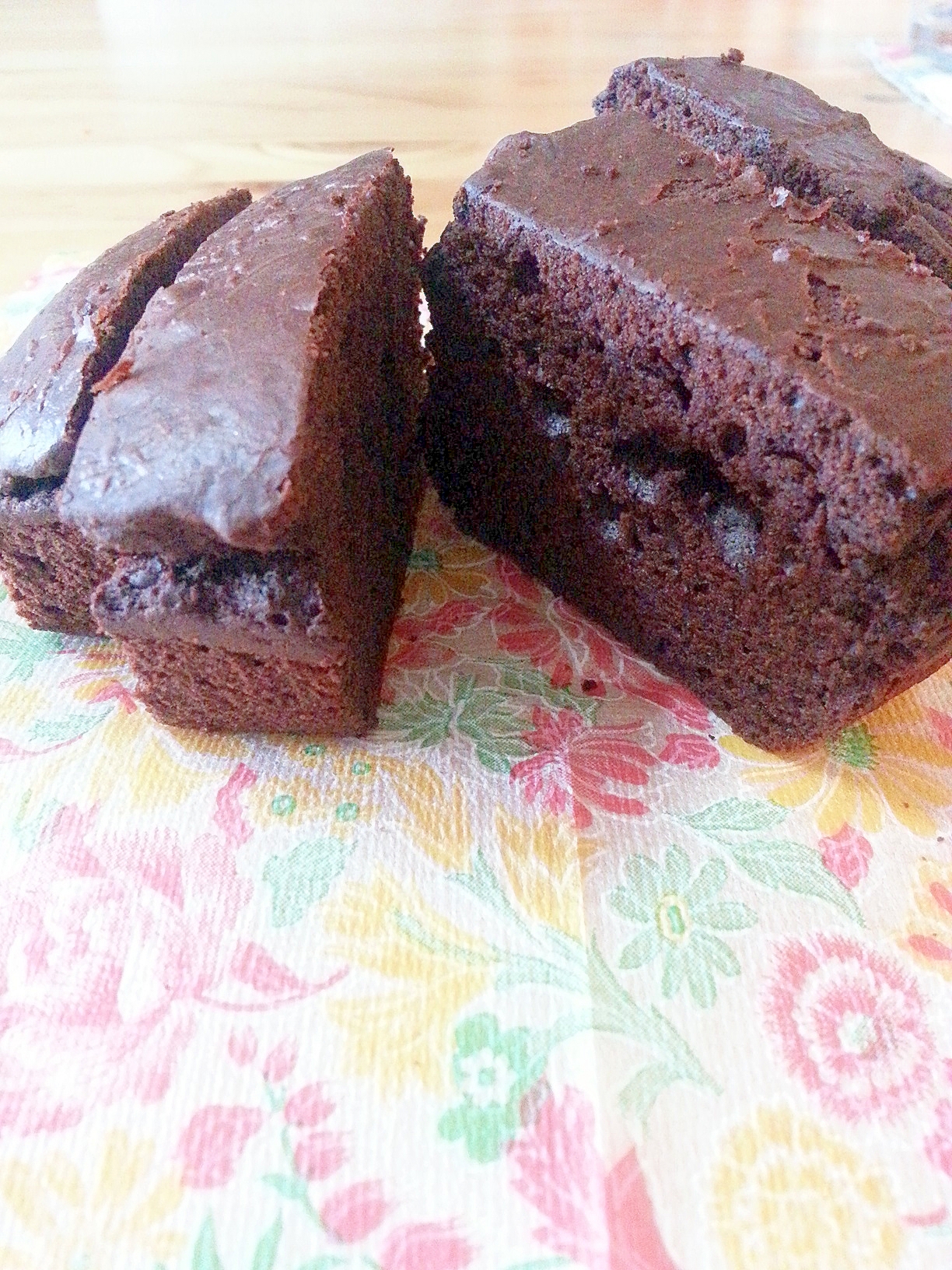 花柄のクッキングペーパーにのせてあるココアパウンドケーキ