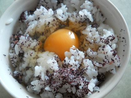 こんちは～(^O^)／今日はご飯レポです♪
卵は直割りですが、ゆかりちゃんご飯の中に埋もれた生卵がカワユクて、食べるのが惜しかったけど食べました♡（＾－＾）