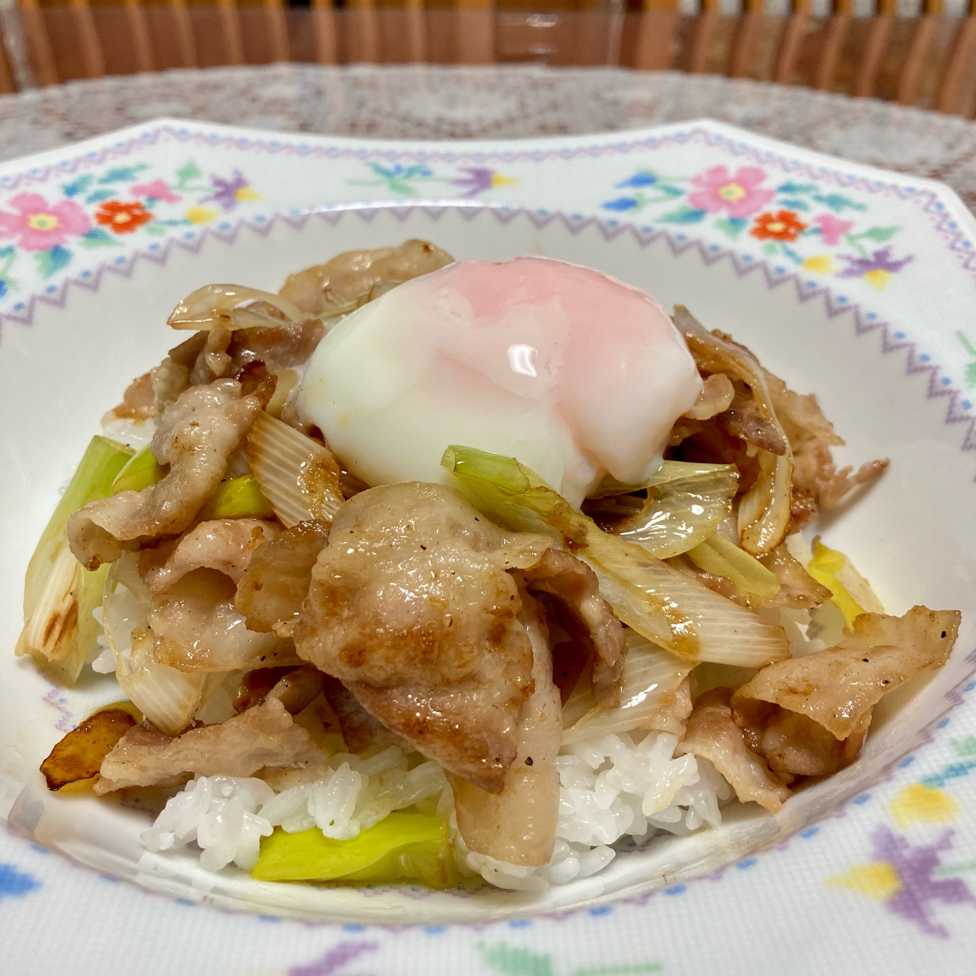 スタミナUPで大満足‼️☆長ネギ塩豚丼温玉のせ