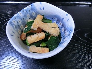 こんにちは♪ほうれん草なくて小松菜ですけど＾＾；焼いてカリッとしたお揚げと良くあって、とても美味しく頂きました(＾-＾*)ご馳走様でした♪