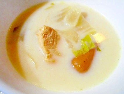 白菜・玉ねぎ・ウインナー・鶏ハムのミルクスープ