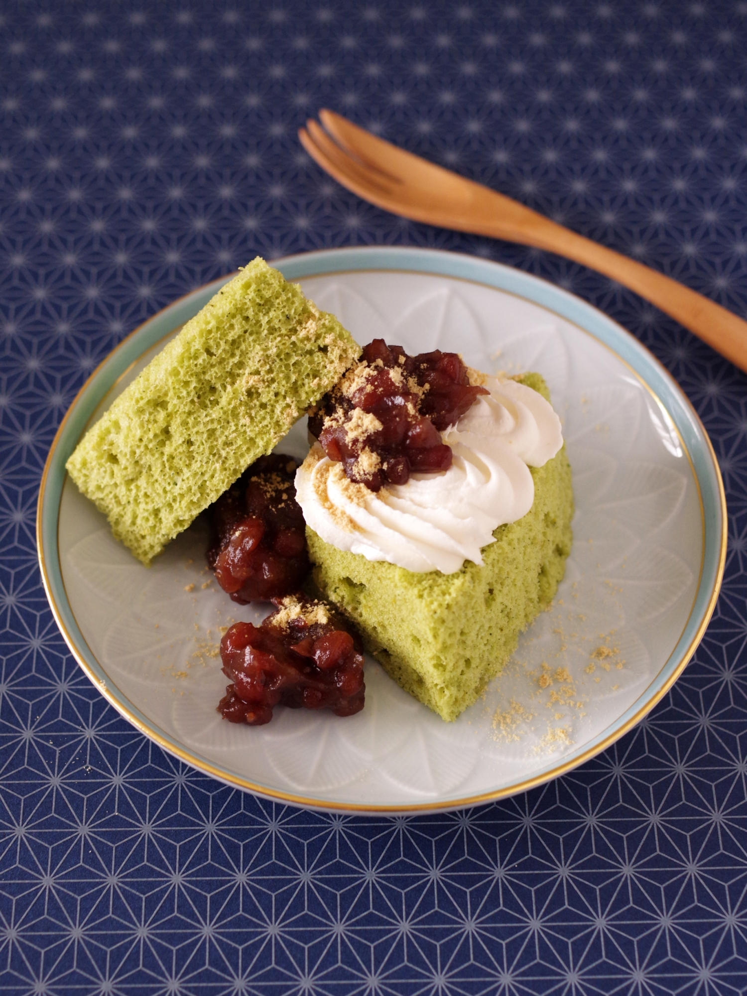 生クリームとあんこがのっている抹茶シフォンケーキ