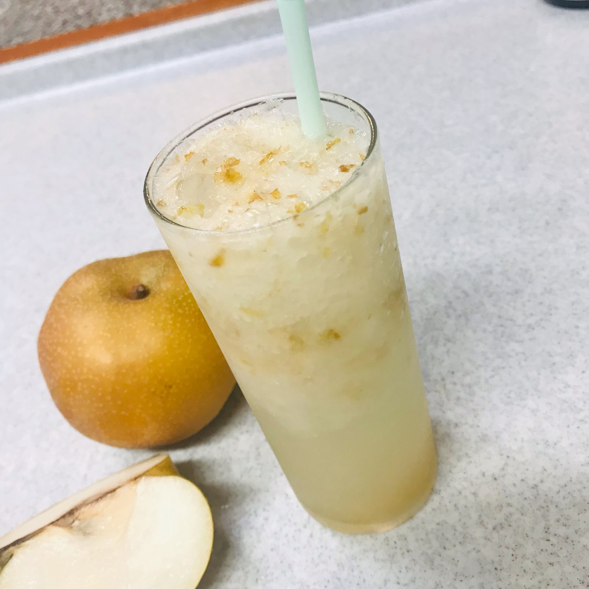 透明なコップに入った梨すりおろし炭酸ジュース