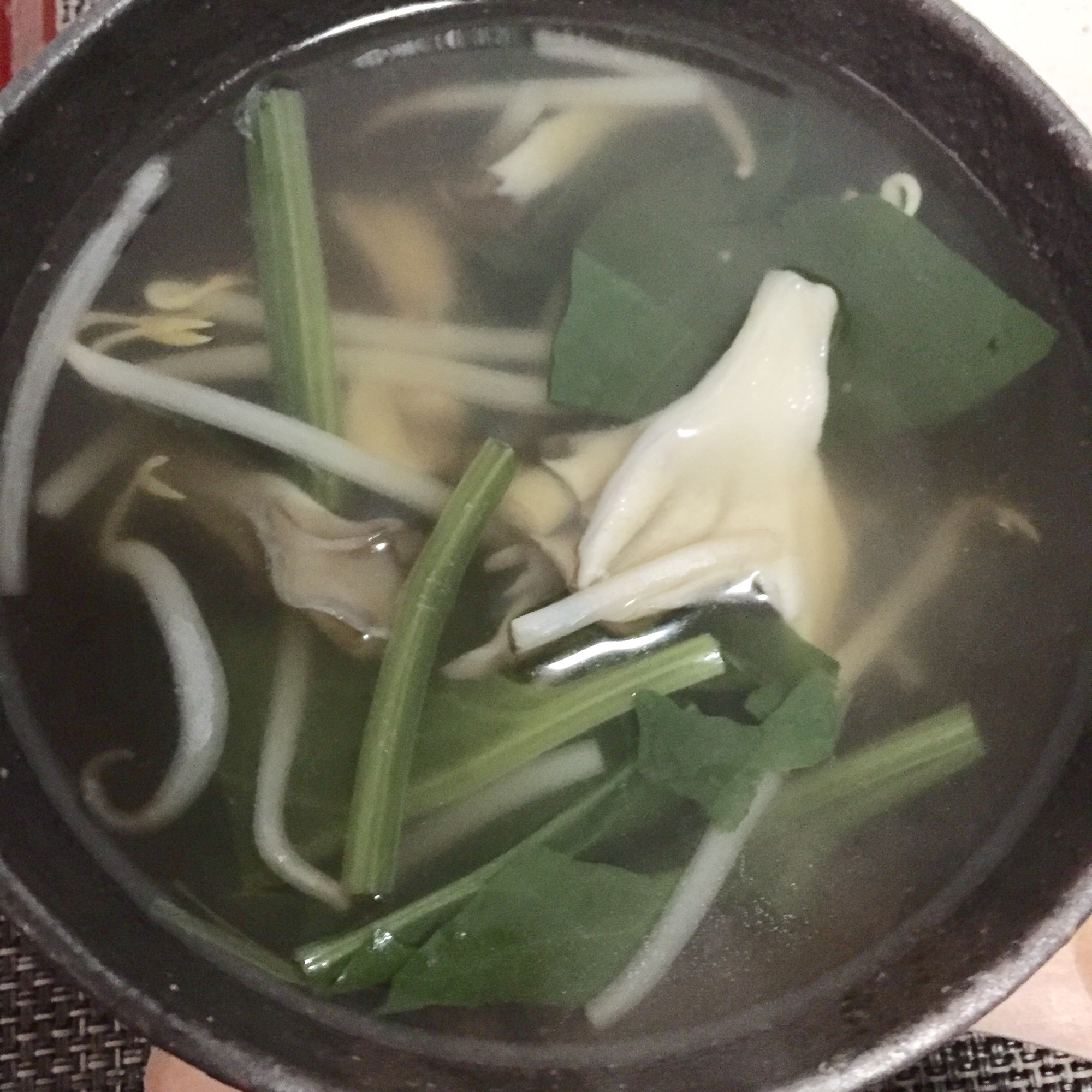 ほうれん草とまいたけともやしの中華スープ