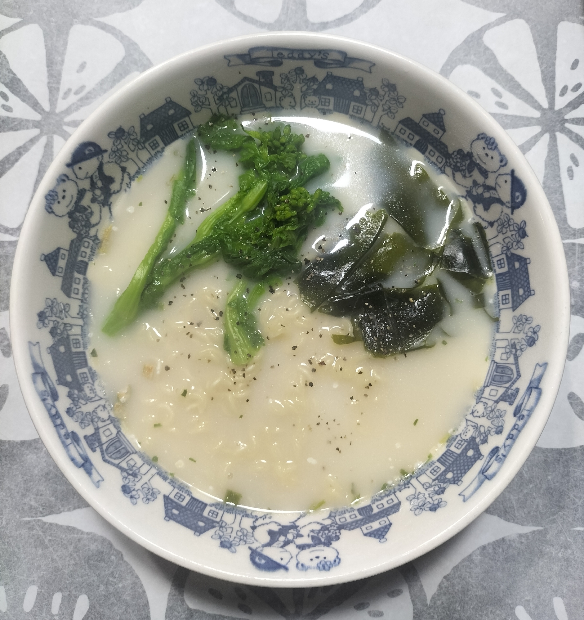 わかめと菜花のスキムミルク入りラーメン