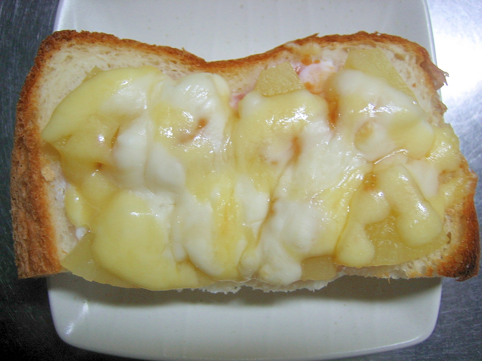 いちごヨーグルト＆パイナップルのチーズトースト