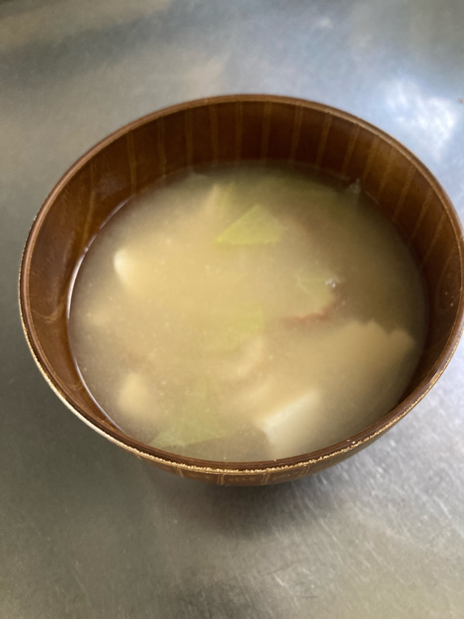 キャベツ、ちくわ、豆腐の味噌汁