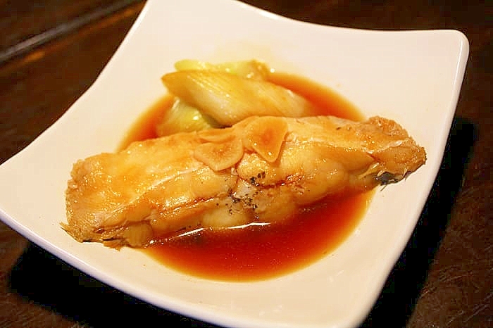 白いお皿に盛り付けられたヒラメのピリ辛煮付け