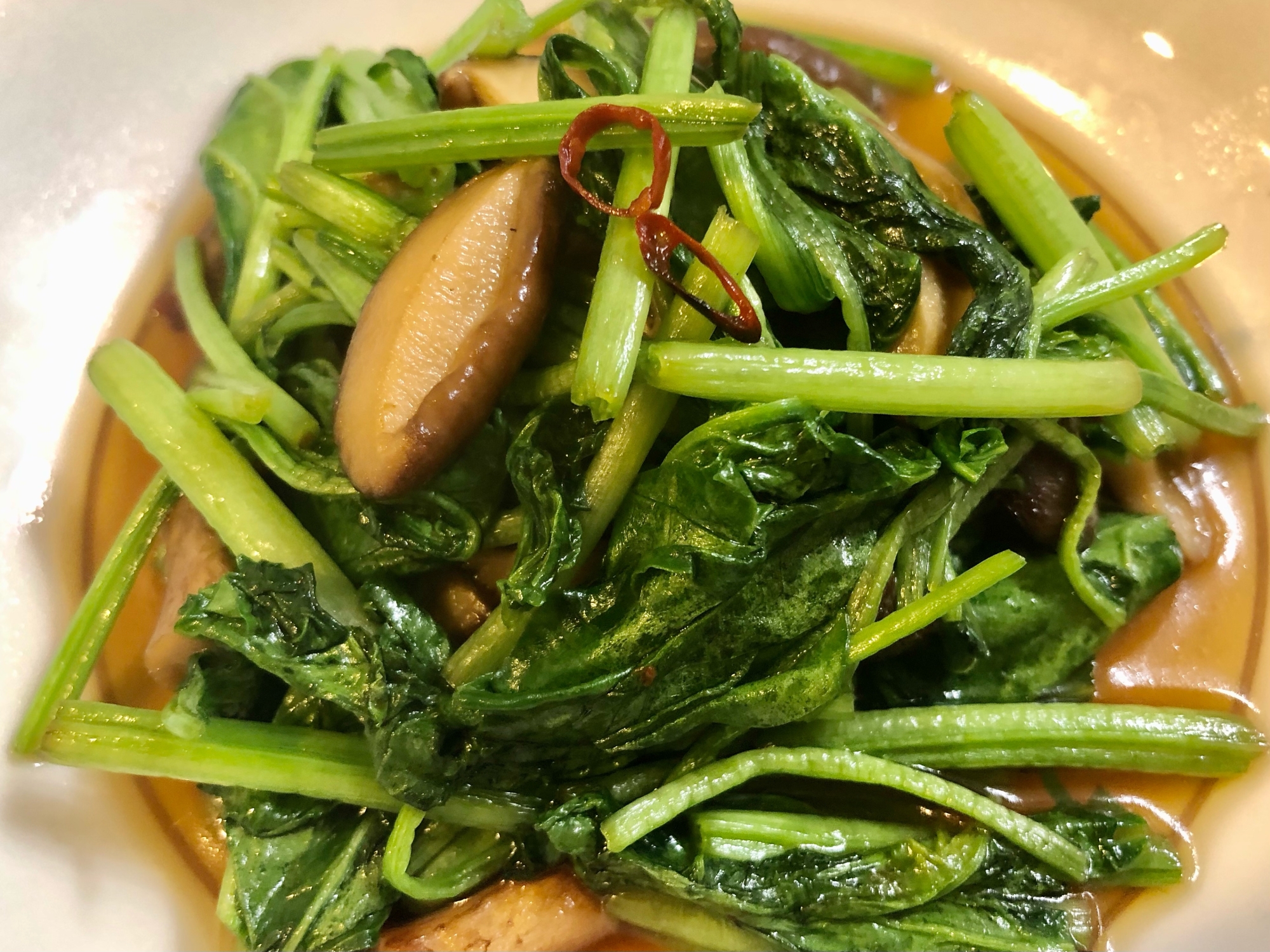 簡単副菜♫ほうれん草と椎茸のピリ辛麺つゆ炒め