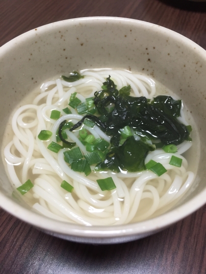 お昼ご飯にに作りました。
かまぼこ無しで、すみません。．．簡単に作れてとっても美味しかったです。
雨が降って肌寒かったのであったまりました。
おごちそうさま。