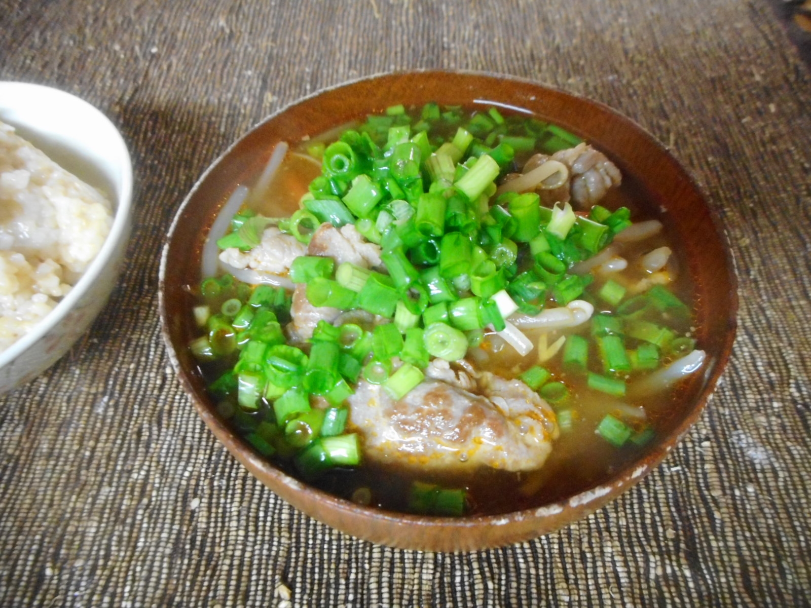 豚肉ともやしのピリ辛味噌汁