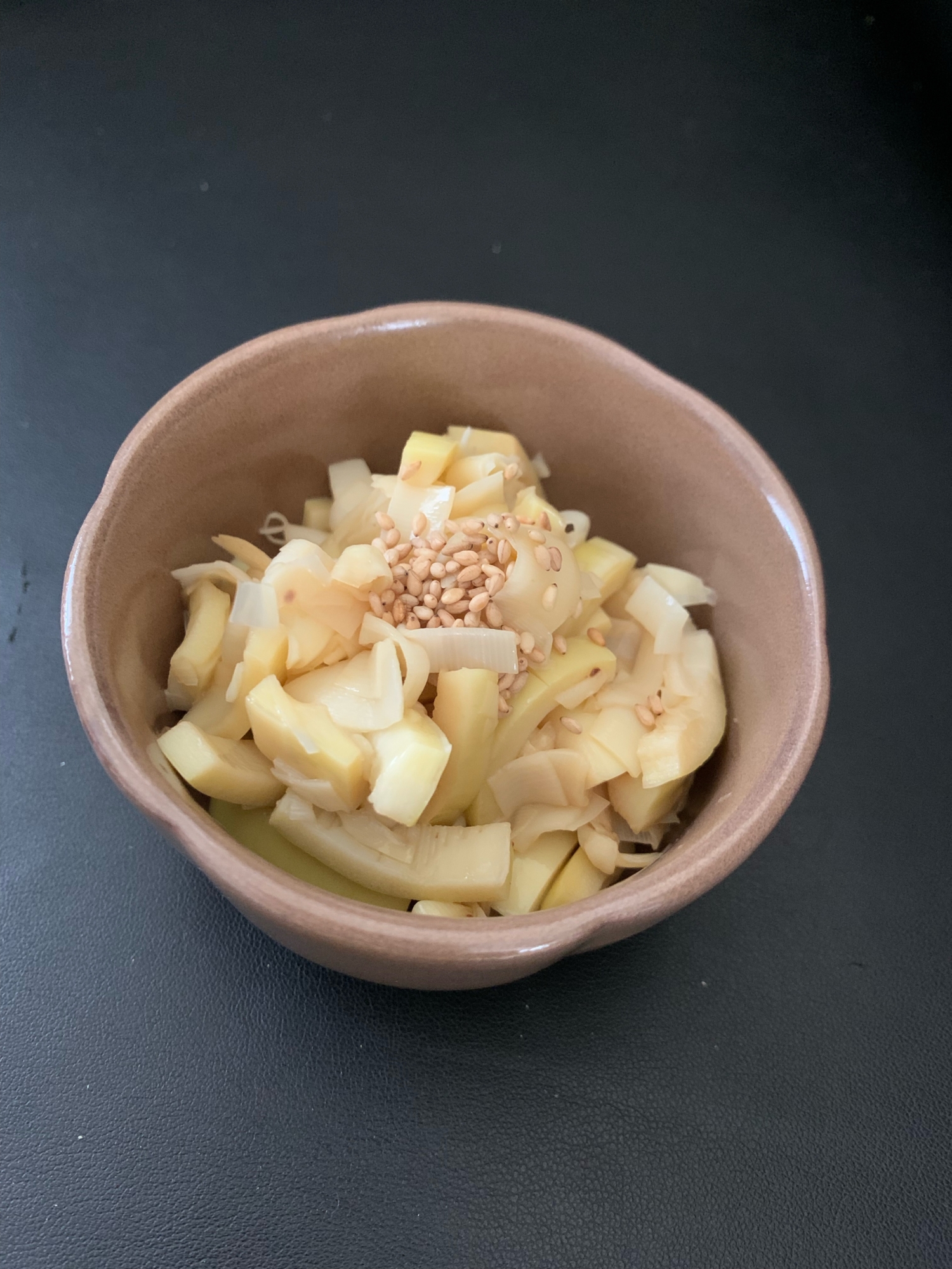 ピンク色の小鉢に盛られた淡竹の塩昆布茶和え
