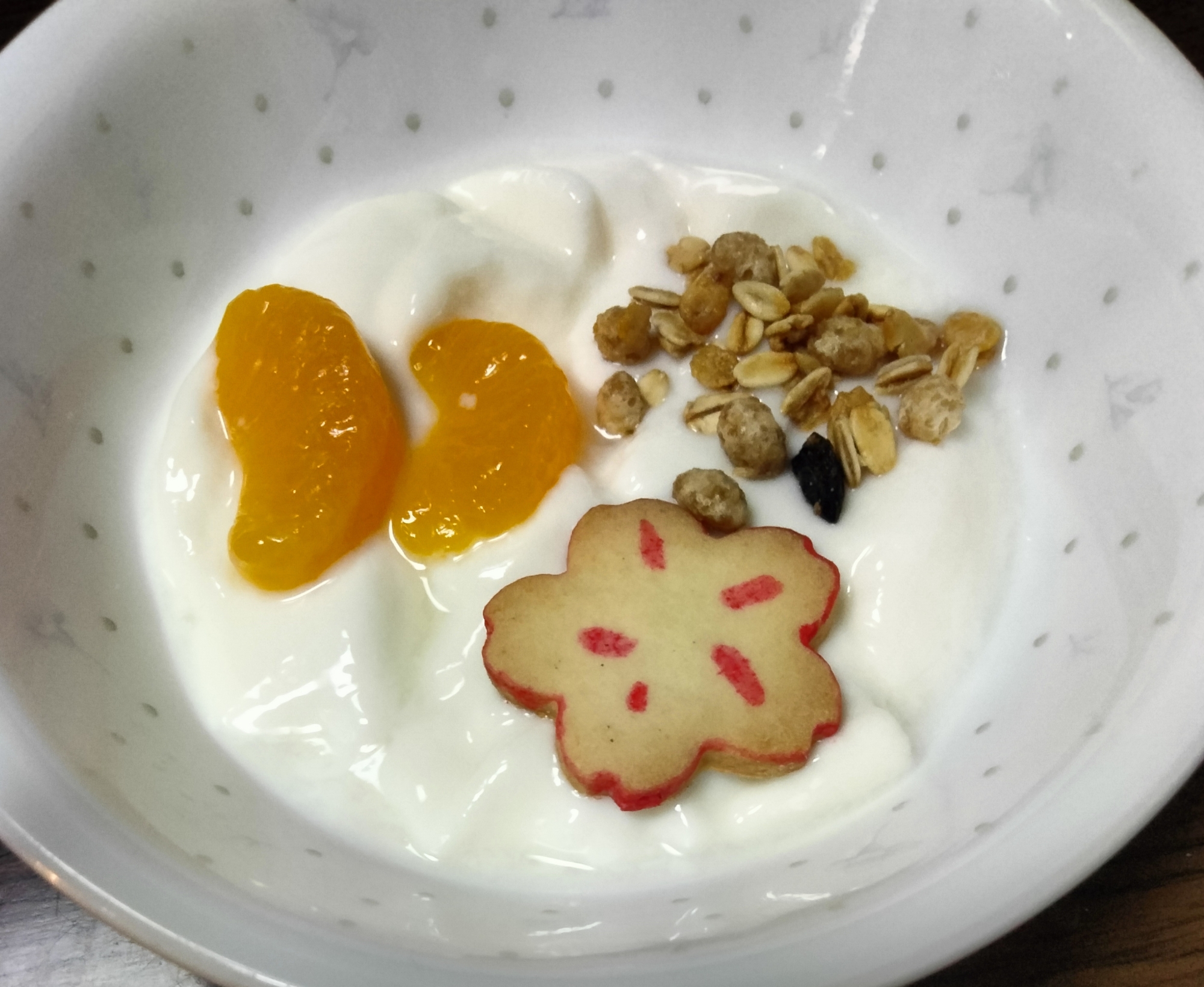今日のヨーグルト♡みかん&桜クッキー&フルグラ