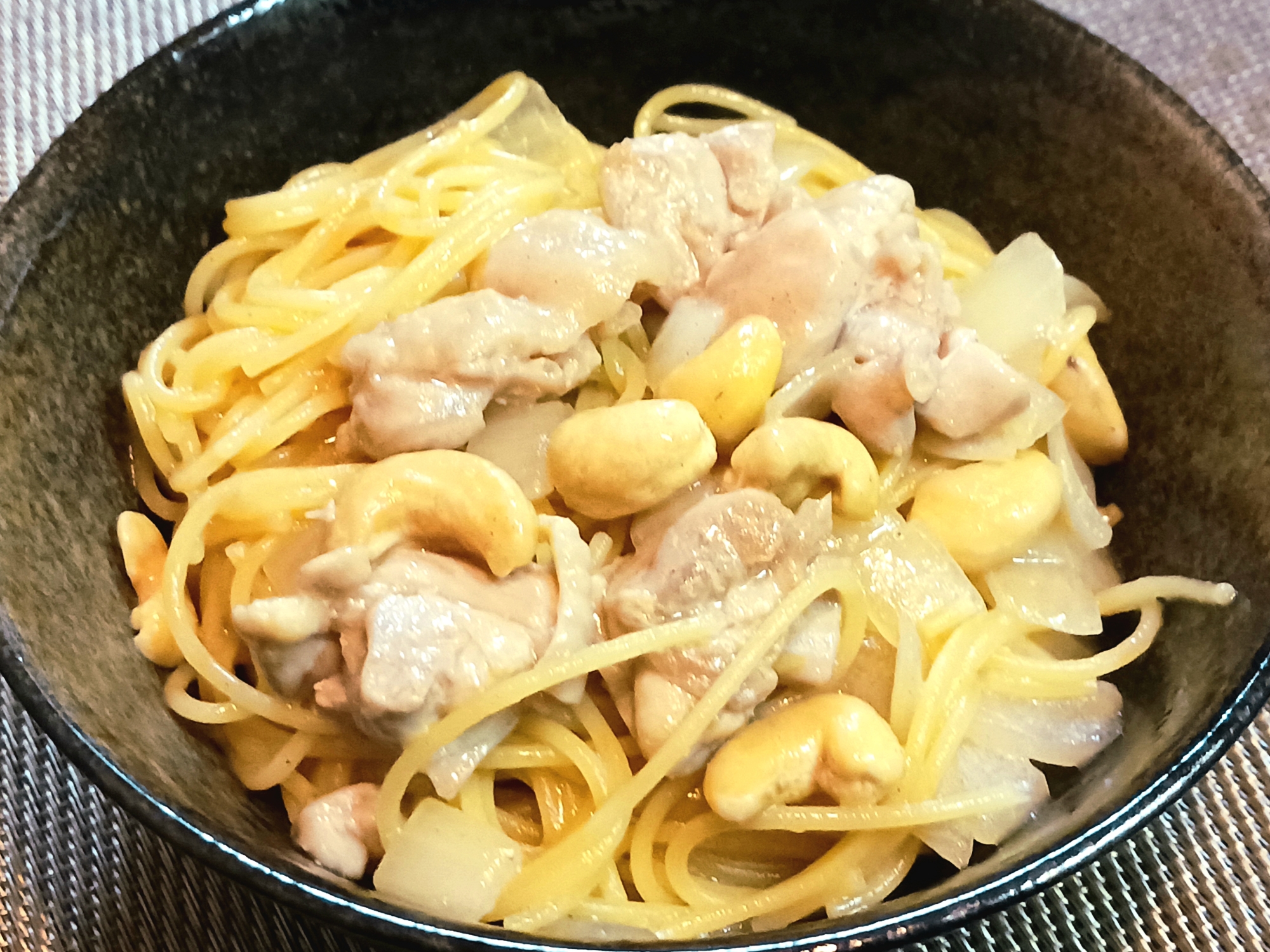 カシューナッツと鶏肉のマイルド味噌パスタ