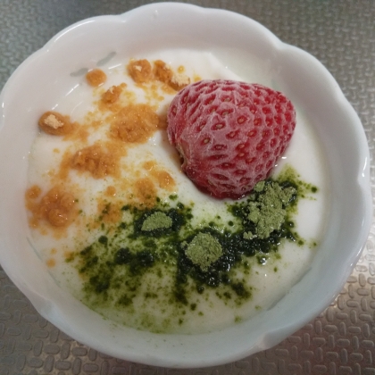 ドライ苺ときな粉と抹茶の蜂蜜ヨーグルト