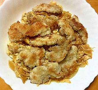 ゴマ油風味・豚こまでかつ丼風！玉ねぎの卵とじ添え