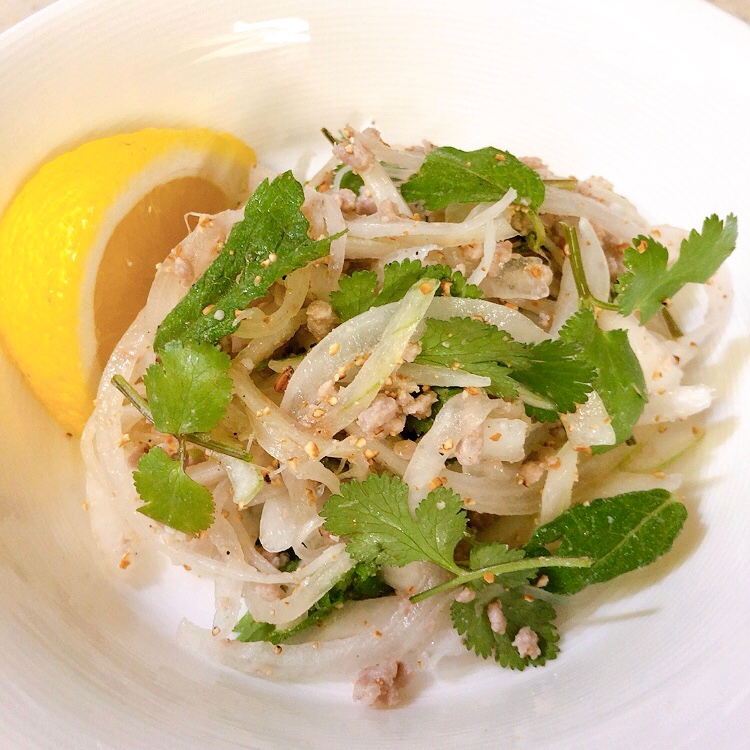 レモンが添えられたラープ・ムー