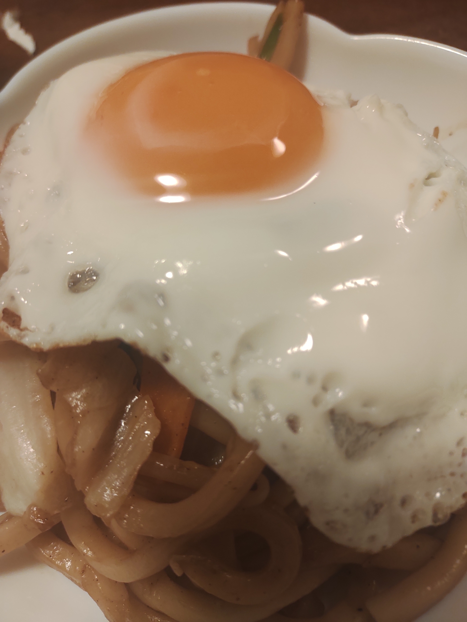 目玉焼きのせ野菜たっぷり焼きうどん