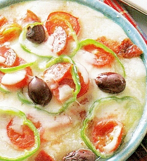 丸プレートの上のイタリアン餅ピザ