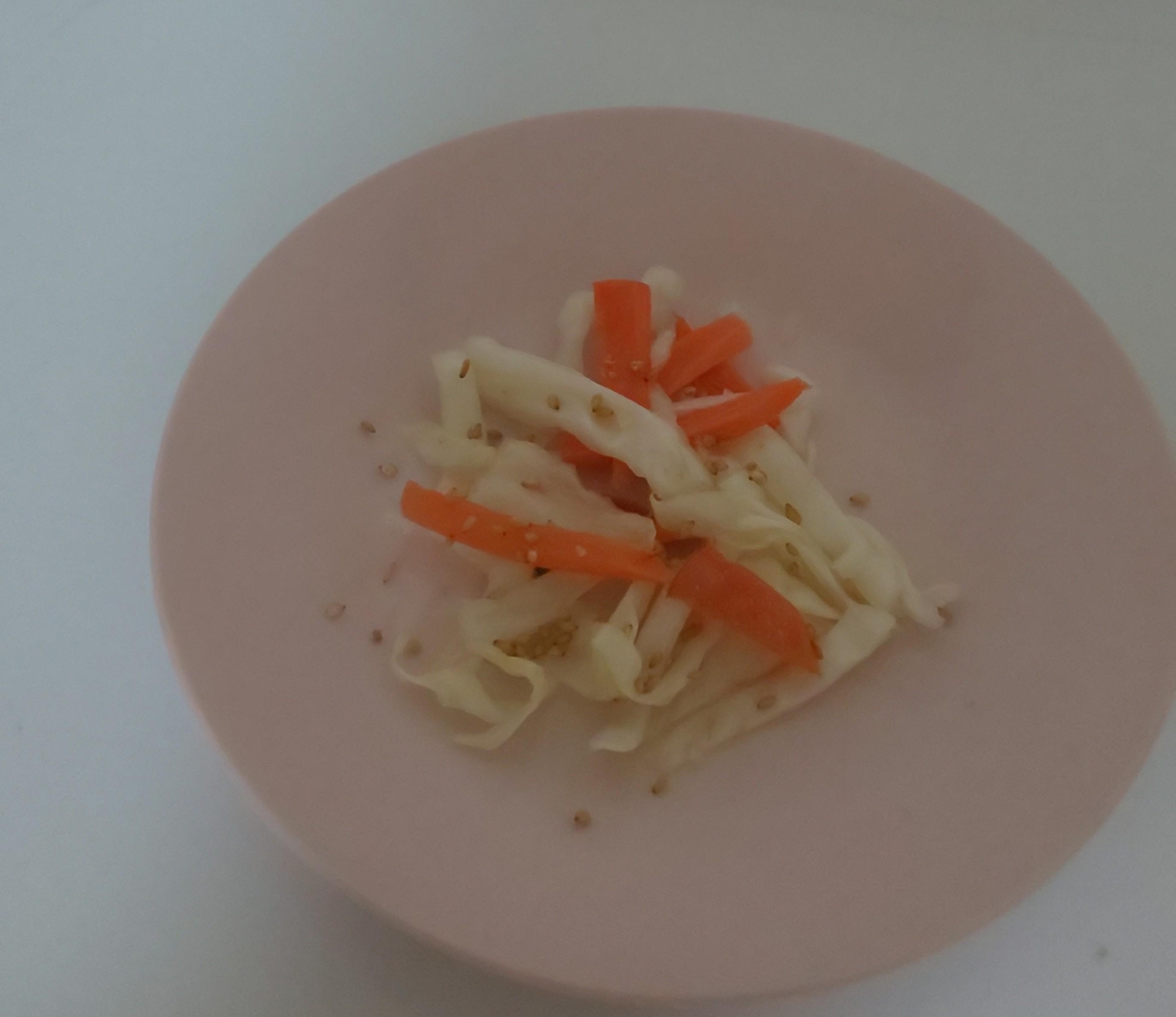 線キャベツとにんじんのごま和え