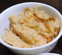 鶏ももと舞茸とにんじんの　炊き込みご飯
