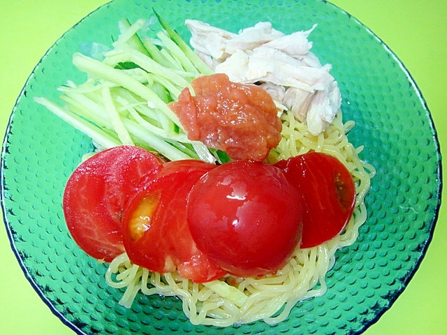 茹で鶏ときゅうりトマトの梅風味冷やし中華