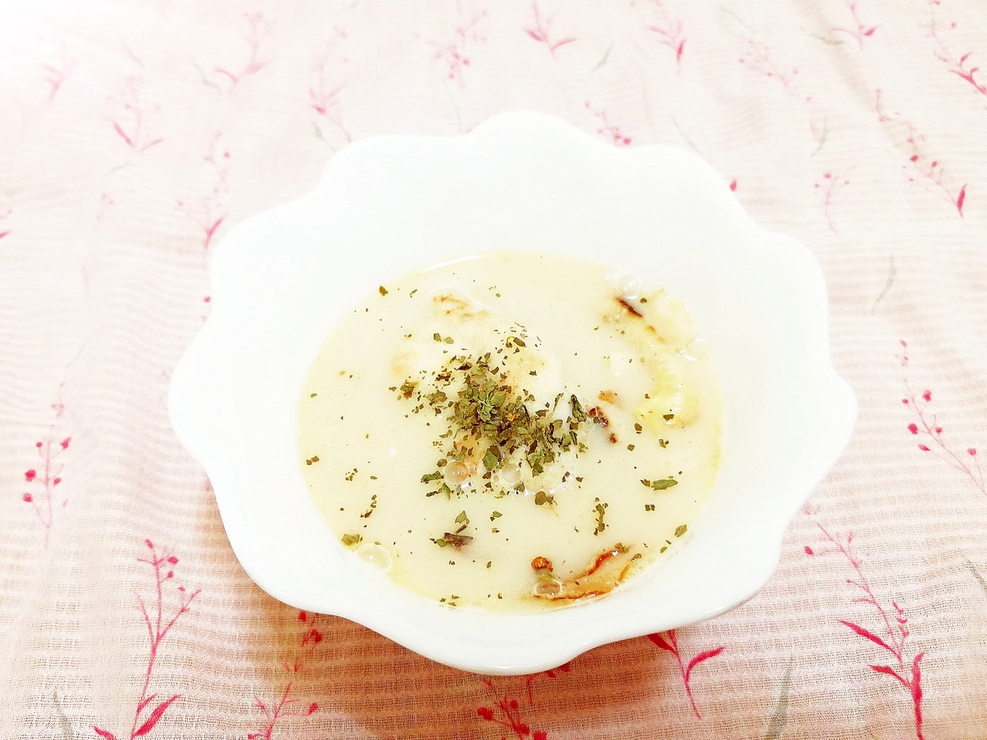 バジル風味♪鶏ムネと玉葱の豆乳スープ