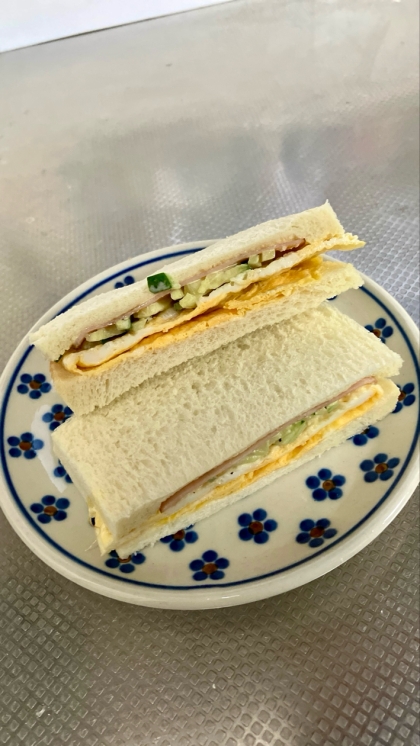 辛子マヨ胡瓜とベーコンのサンドイッチ
