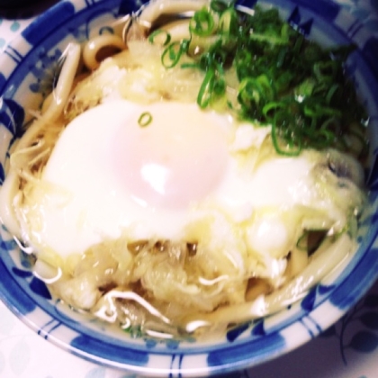 千切りキャベツと落とし卵のうどん