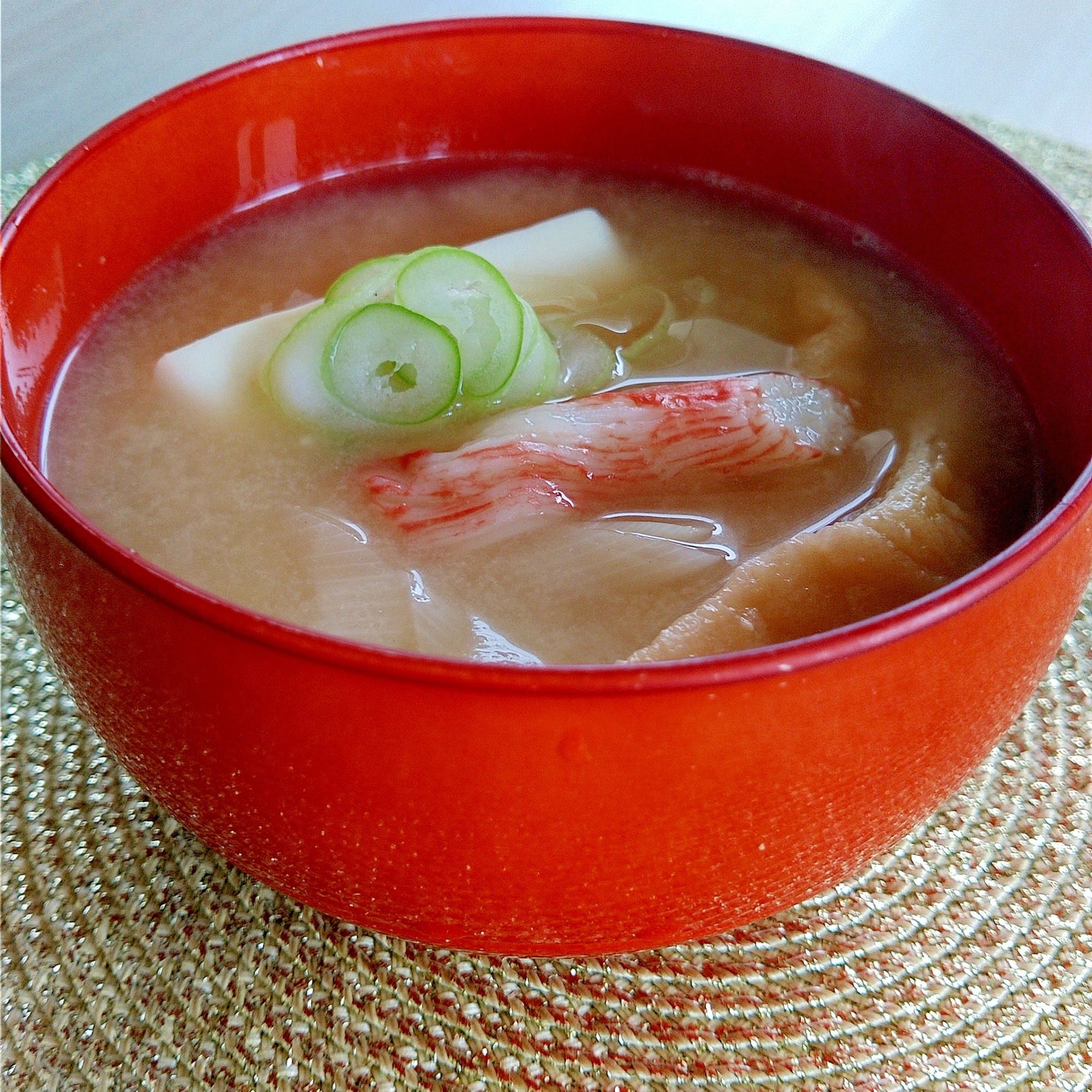 圧力鍋で作る白ネギの味噌汁(あげ、カニカマ、豆腐)