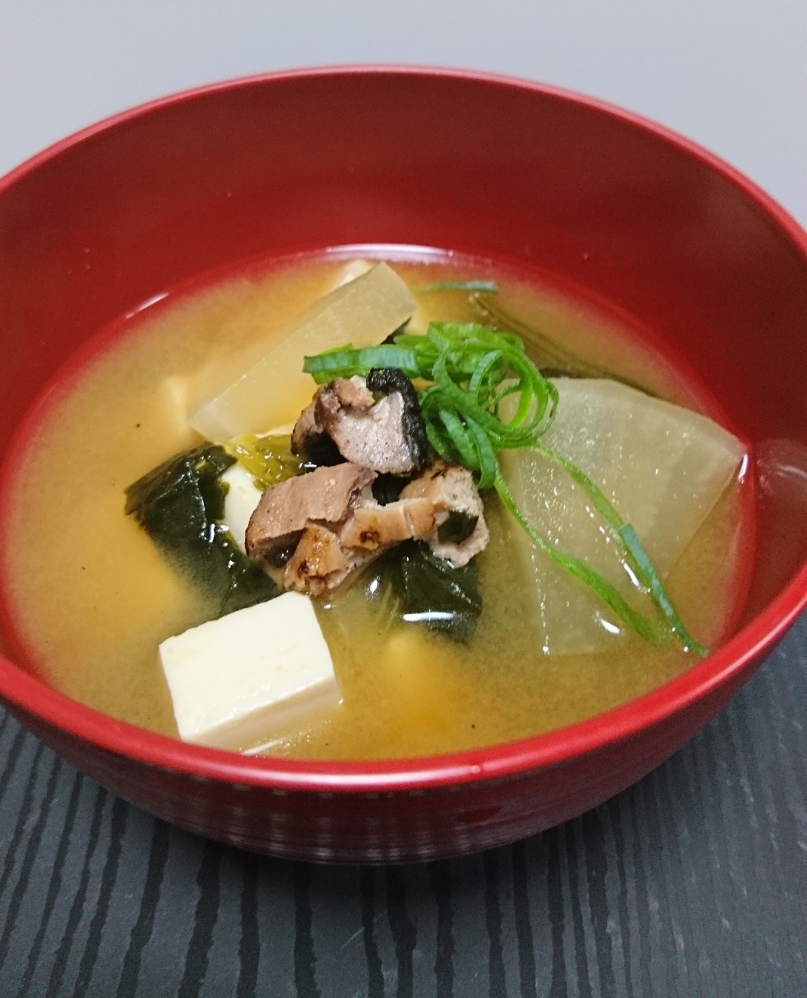 鰹のたたきで具だくさんのお味噌汁!