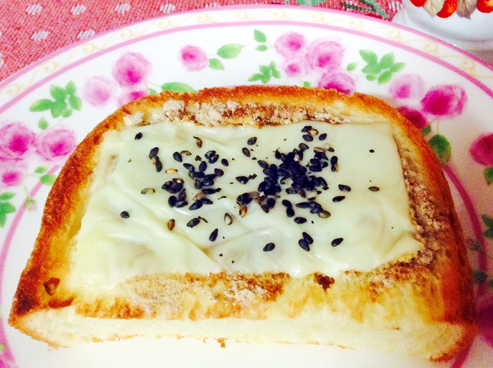 とろけるチーズとはったい粉と黒糖と胡麻のトースト