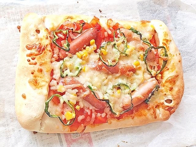 耳にソーセージ入り!手ごね生地のピッツァ♪