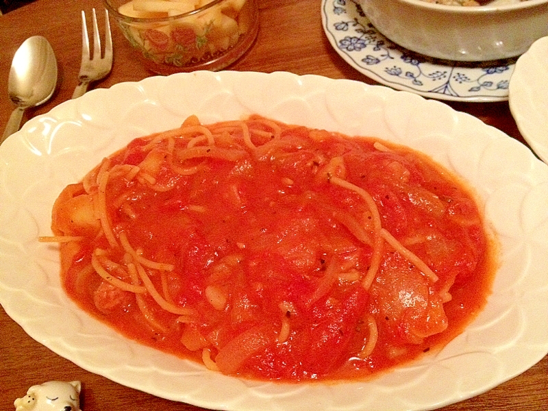 白い皿に盛られたポトフのリメイクトマトスープパスタ