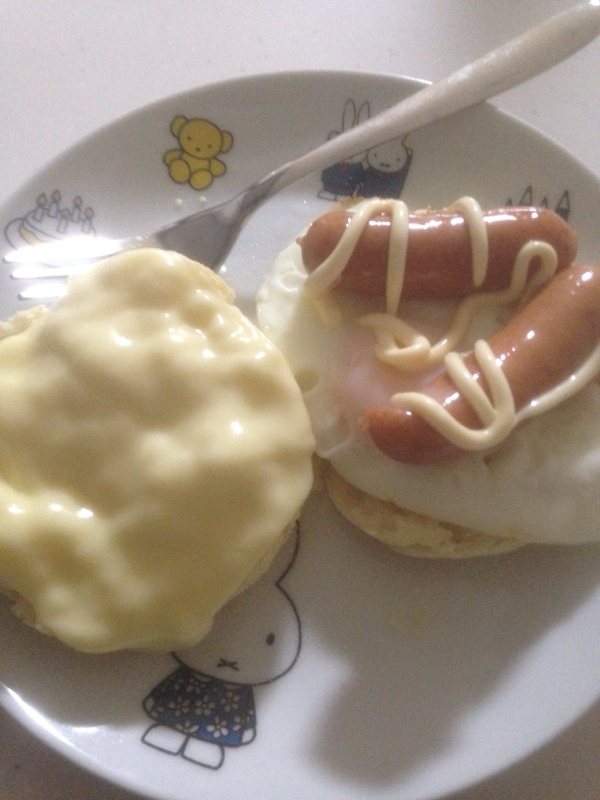 イングリッシュマフィンのチーズウインナーエッグ