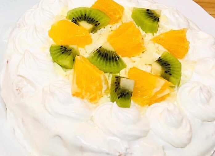 キウイとオレンジの白いデコレーションケーキ