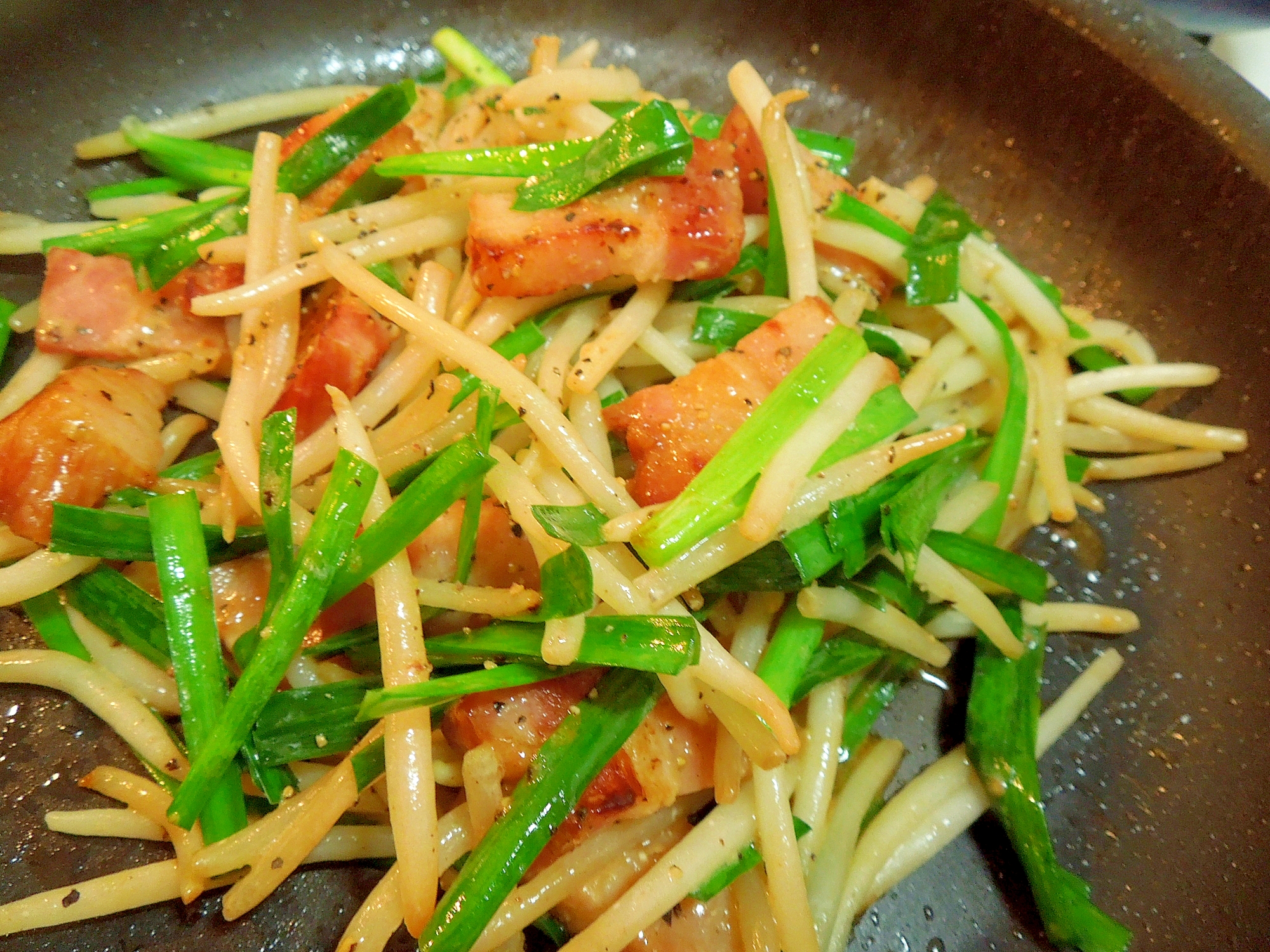 ご飯がすすむ♪ニラもやしとベーコンの炒め物