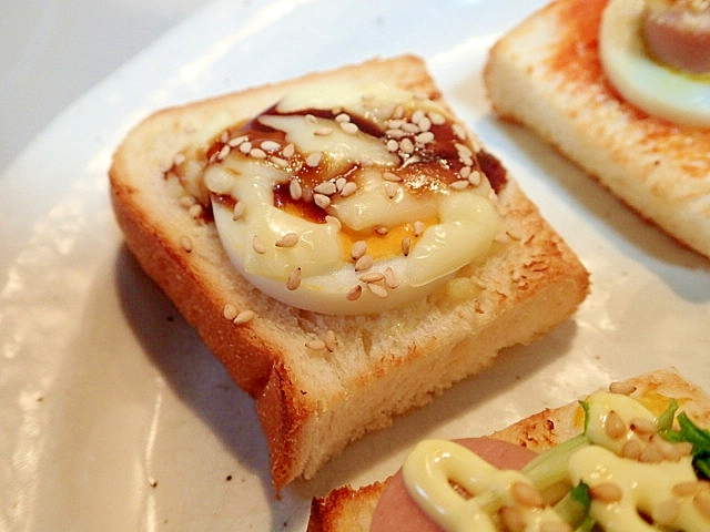マヨ/ソースで　ゆで卵とチーズのミニトースト