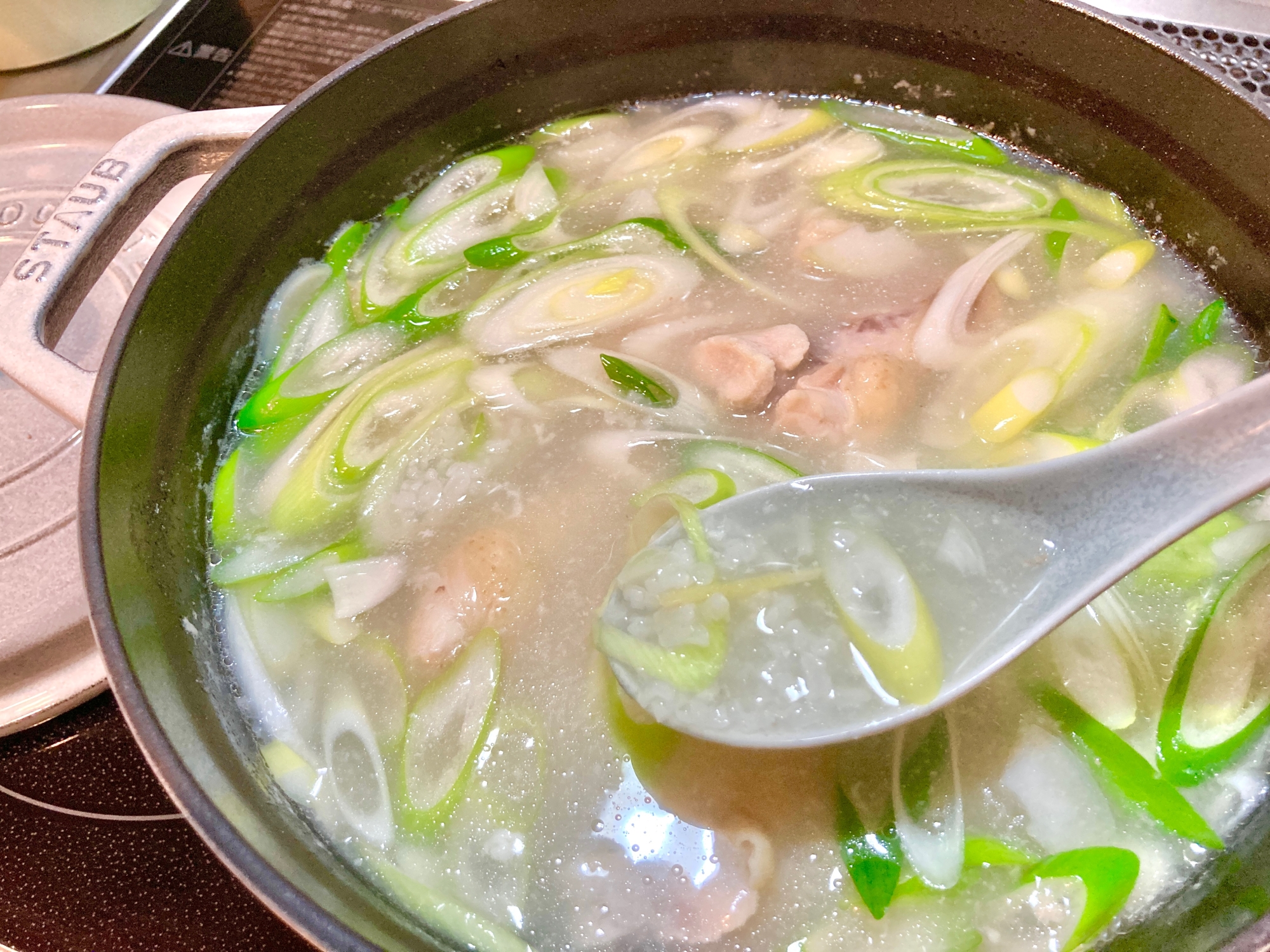 主食として食べる参鶏湯(サムゲタン)