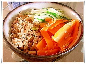 色々な食感が楽しめる★三色丼