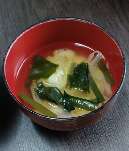 白菜とわかめと落とし卵の味噌汁