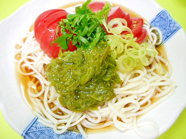 めかぶトマトの冷やしうどん